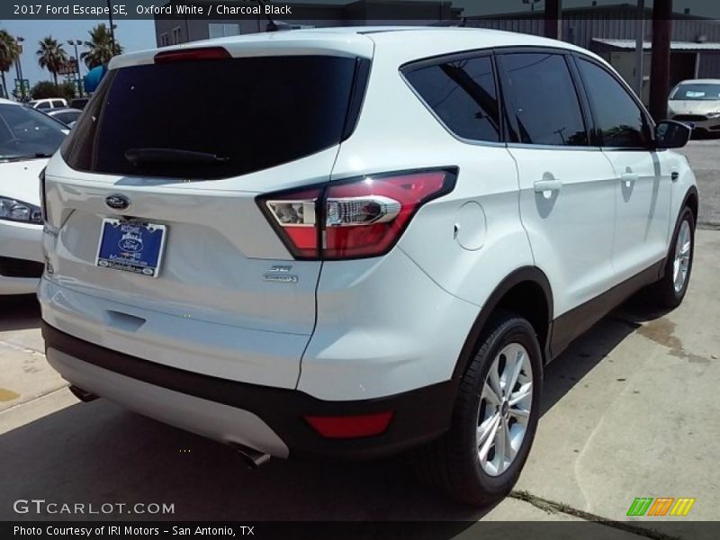 Oxford White / Charcoal Black 2017 Ford Escape SE