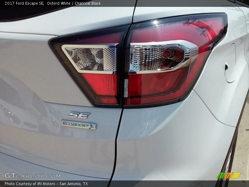 Oxford White / Charcoal Black 2017 Ford Escape SE