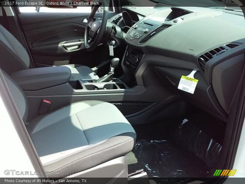 Oxford White / Charcoal Black 2017 Ford Escape SE