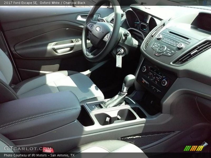 Oxford White / Charcoal Black 2017 Ford Escape SE