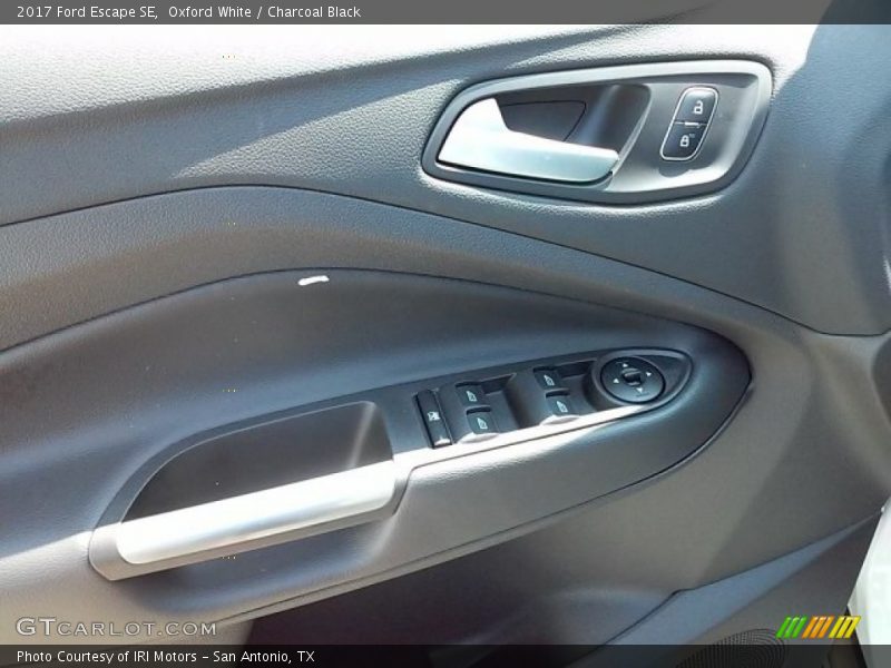 Oxford White / Charcoal Black 2017 Ford Escape SE