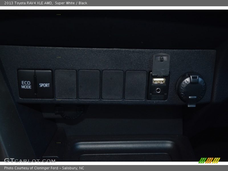 Super White / Black 2013 Toyota RAV4 XLE AWD