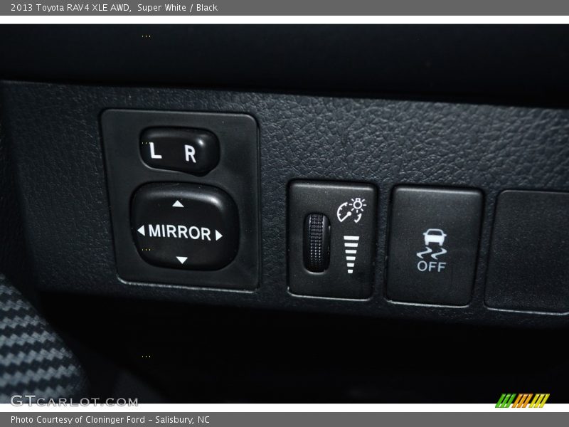 Super White / Black 2013 Toyota RAV4 XLE AWD