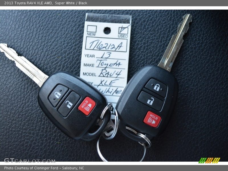 Super White / Black 2013 Toyota RAV4 XLE AWD