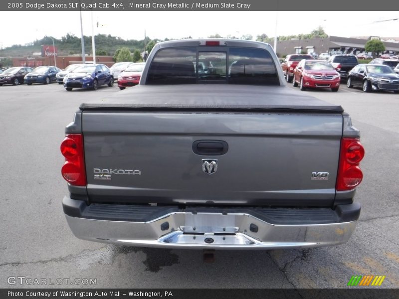 Mineral Gray Metallic / Medium Slate Gray 2005 Dodge Dakota SLT Quad Cab 4x4