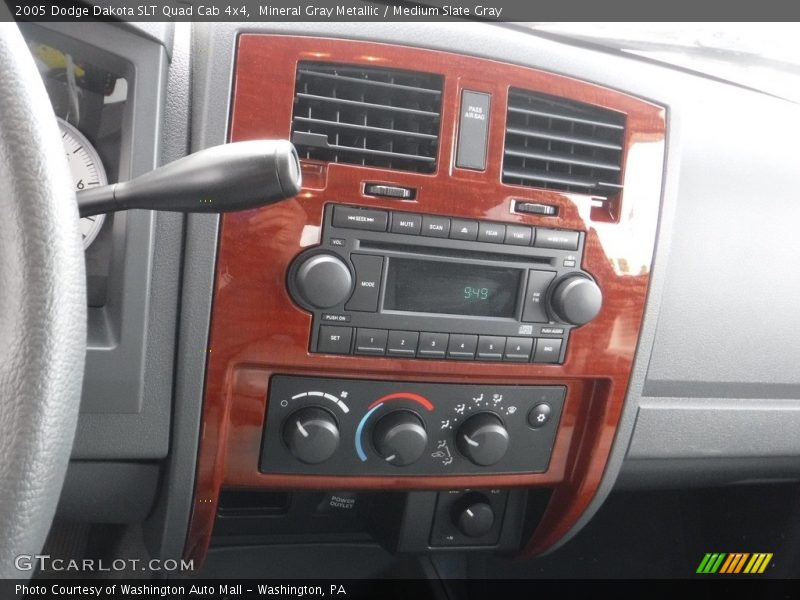 Mineral Gray Metallic / Medium Slate Gray 2005 Dodge Dakota SLT Quad Cab 4x4