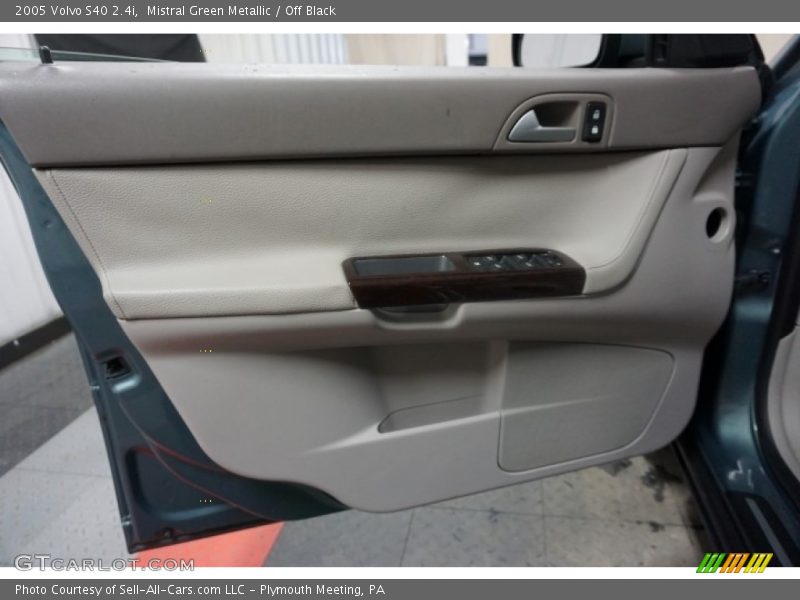 Mistral Green Metallic / Off Black 2005 Volvo S40 2.4i