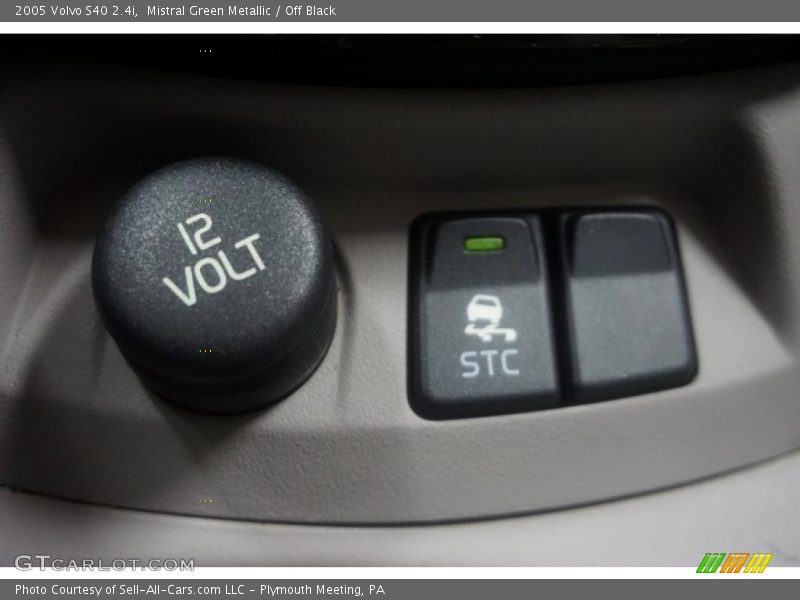 Mistral Green Metallic / Off Black 2005 Volvo S40 2.4i