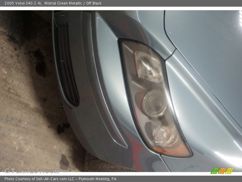 Mistral Green Metallic / Off Black 2005 Volvo S40 2.4i