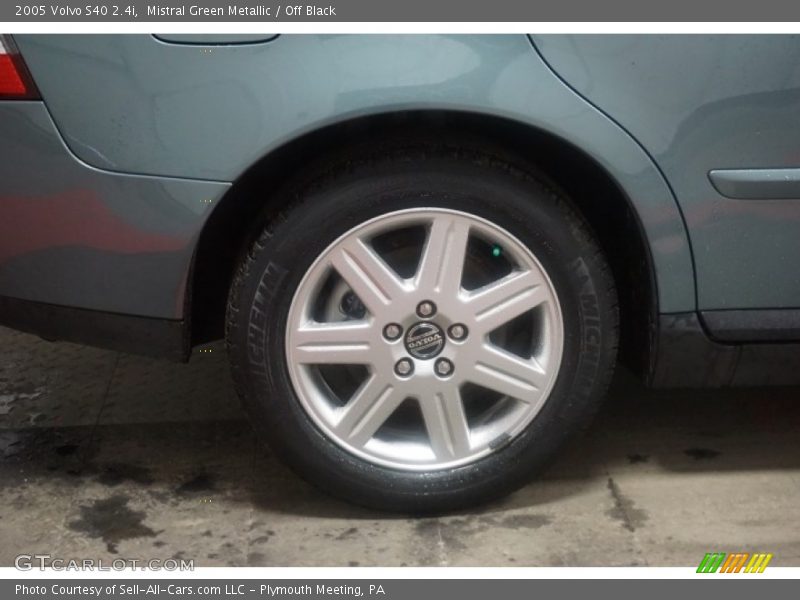 Mistral Green Metallic / Off Black 2005 Volvo S40 2.4i