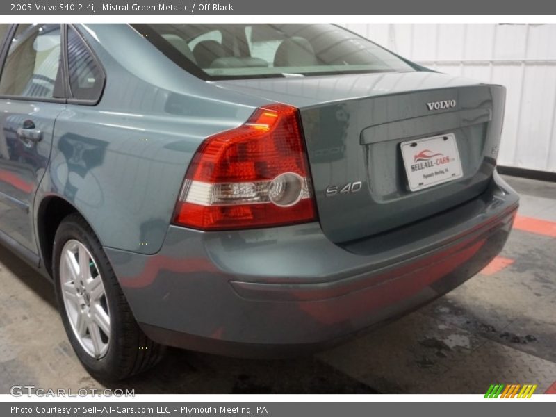 Mistral Green Metallic / Off Black 2005 Volvo S40 2.4i