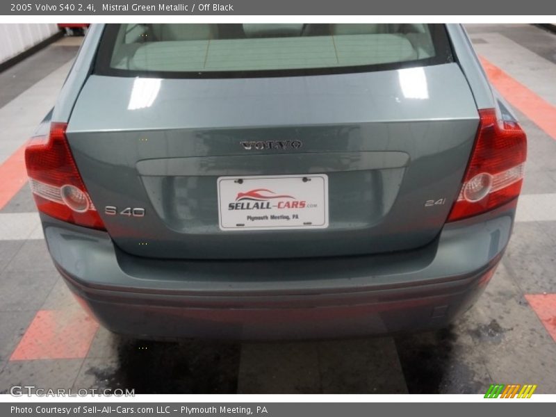 Mistral Green Metallic / Off Black 2005 Volvo S40 2.4i
