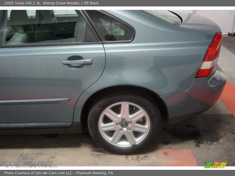 Mistral Green Metallic / Off Black 2005 Volvo S40 2.4i