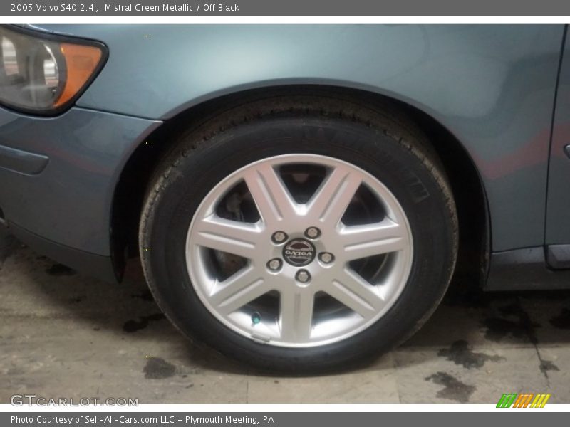 Mistral Green Metallic / Off Black 2005 Volvo S40 2.4i