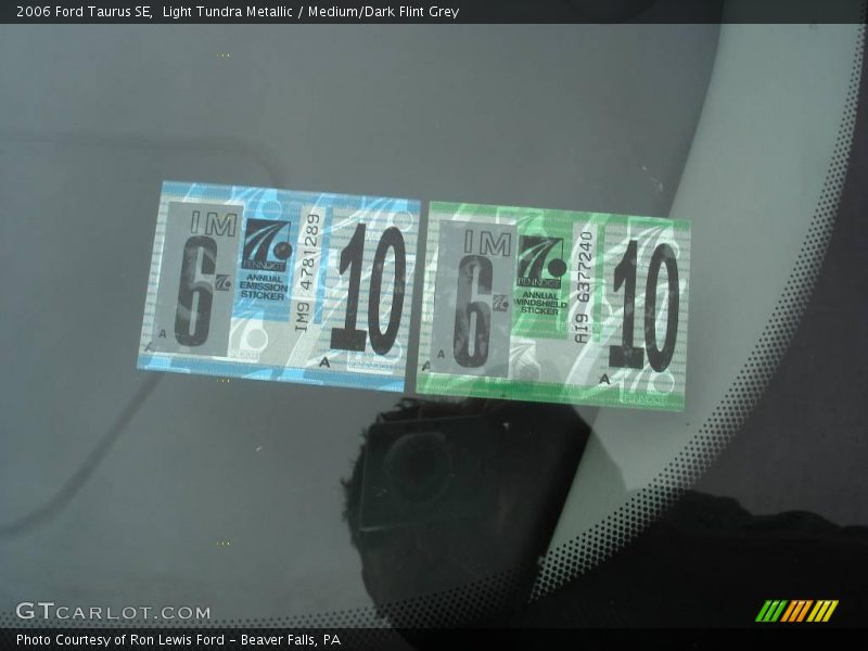 Light Tundra Metallic / Medium/Dark Flint Grey 2006 Ford Taurus SE