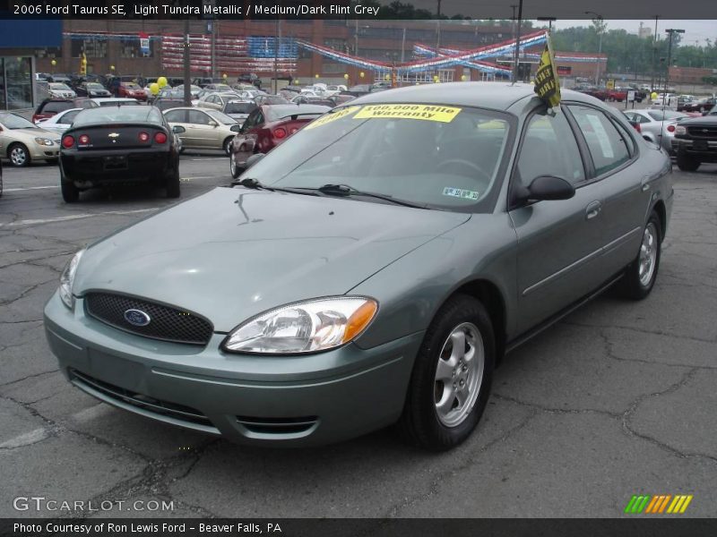 Light Tundra Metallic / Medium/Dark Flint Grey 2006 Ford Taurus SE