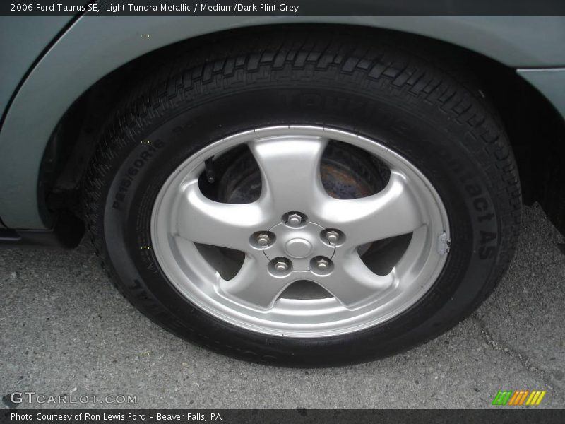 Light Tundra Metallic / Medium/Dark Flint Grey 2006 Ford Taurus SE