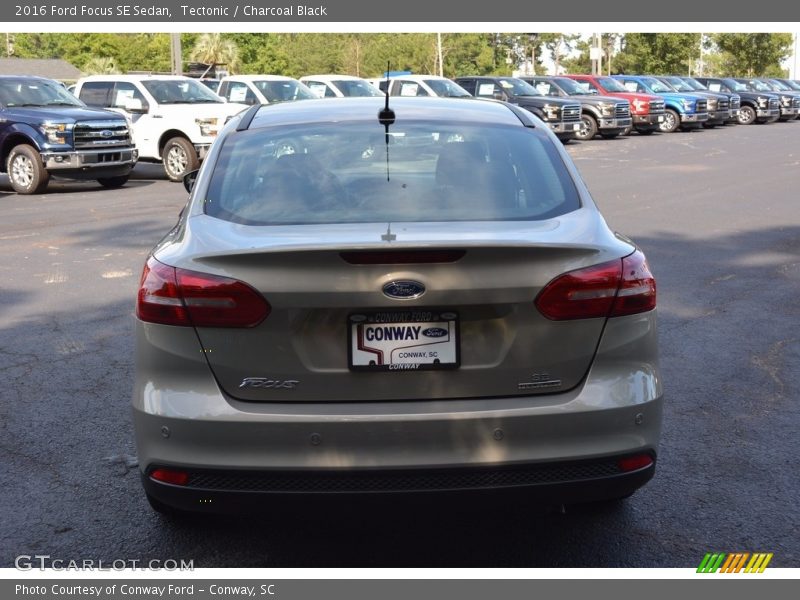 Tectonic / Charcoal Black 2016 Ford Focus SE Sedan