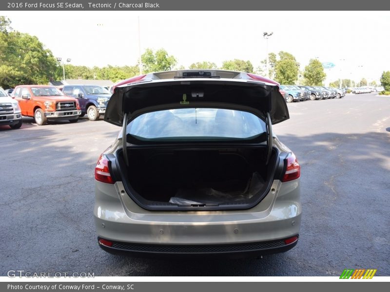 Tectonic / Charcoal Black 2016 Ford Focus SE Sedan