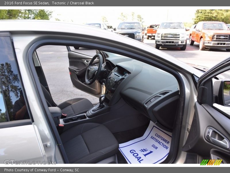 Tectonic / Charcoal Black 2016 Ford Focus SE Sedan