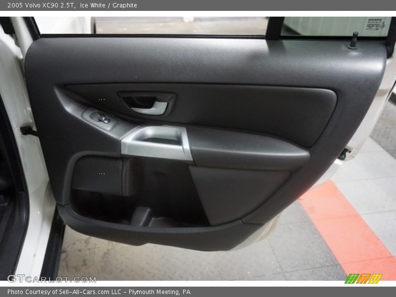 Ice White / Graphite 2005 Volvo XC90 2.5T