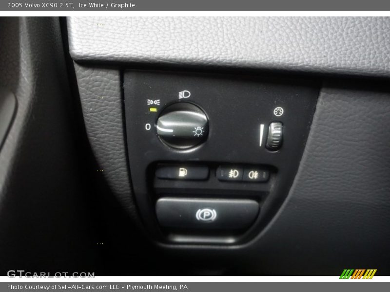 Ice White / Graphite 2005 Volvo XC90 2.5T