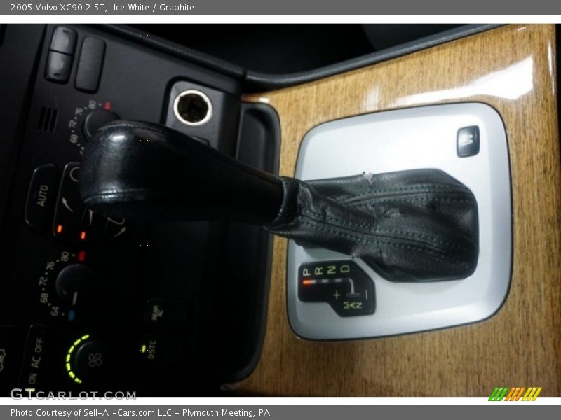 Ice White / Graphite 2005 Volvo XC90 2.5T