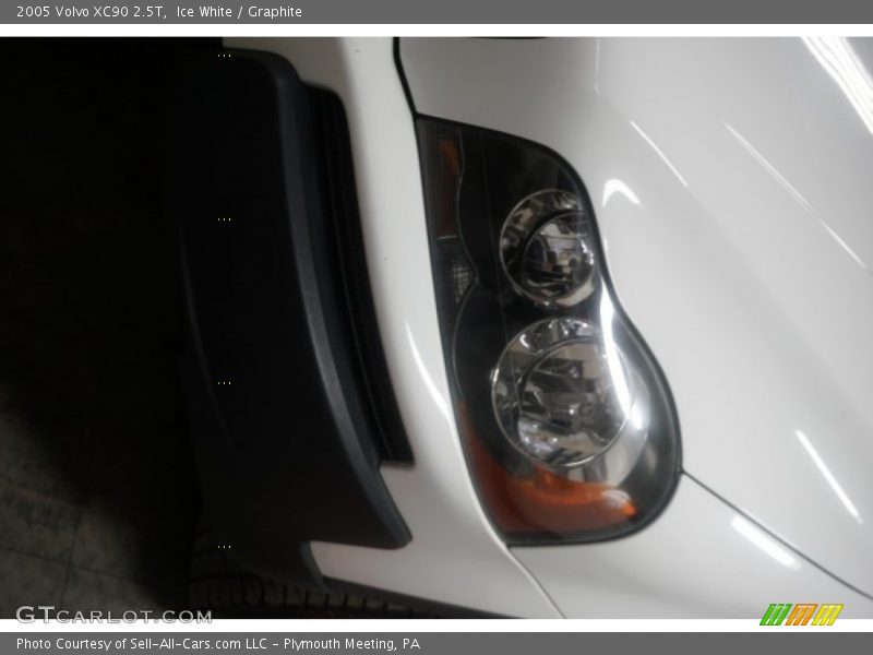 Ice White / Graphite 2005 Volvo XC90 2.5T
