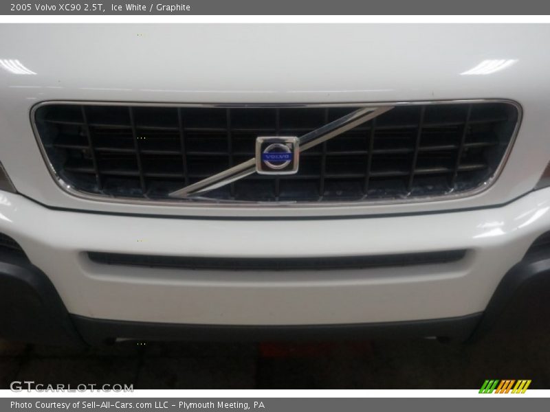 Ice White / Graphite 2005 Volvo XC90 2.5T