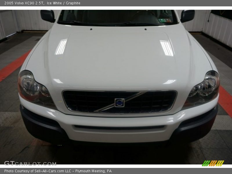 Ice White / Graphite 2005 Volvo XC90 2.5T
