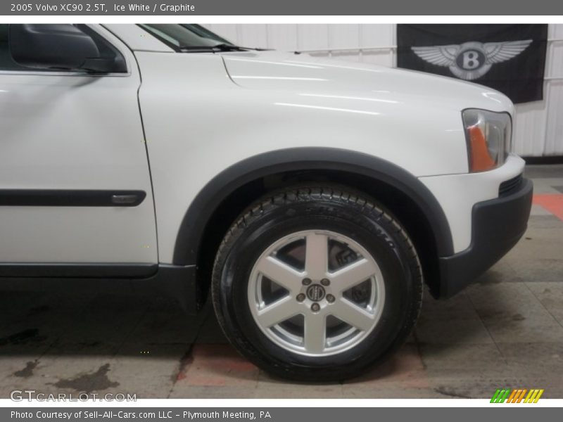 Ice White / Graphite 2005 Volvo XC90 2.5T