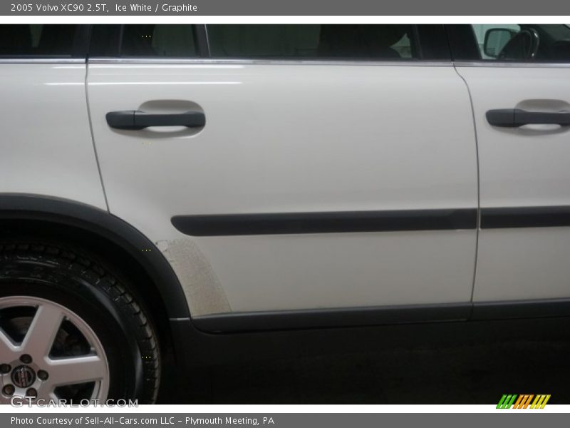 Ice White / Graphite 2005 Volvo XC90 2.5T