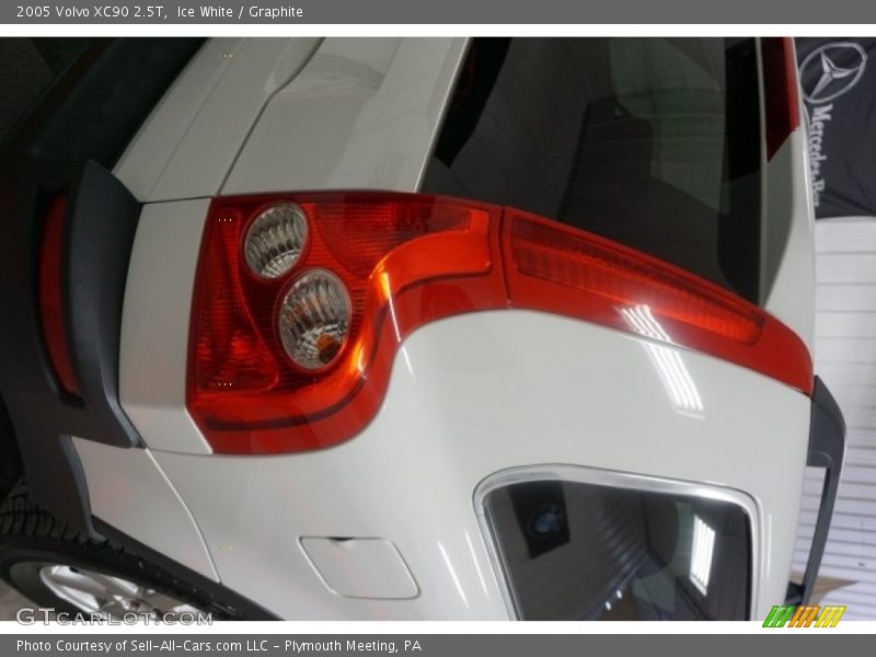 Ice White / Graphite 2005 Volvo XC90 2.5T