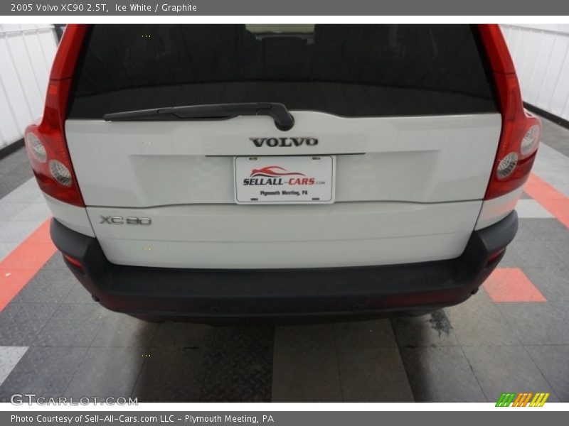 Ice White / Graphite 2005 Volvo XC90 2.5T