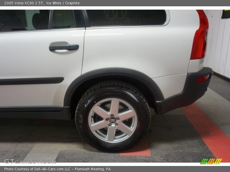 Ice White / Graphite 2005 Volvo XC90 2.5T