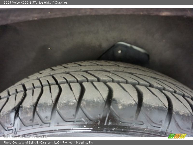 Ice White / Graphite 2005 Volvo XC90 2.5T