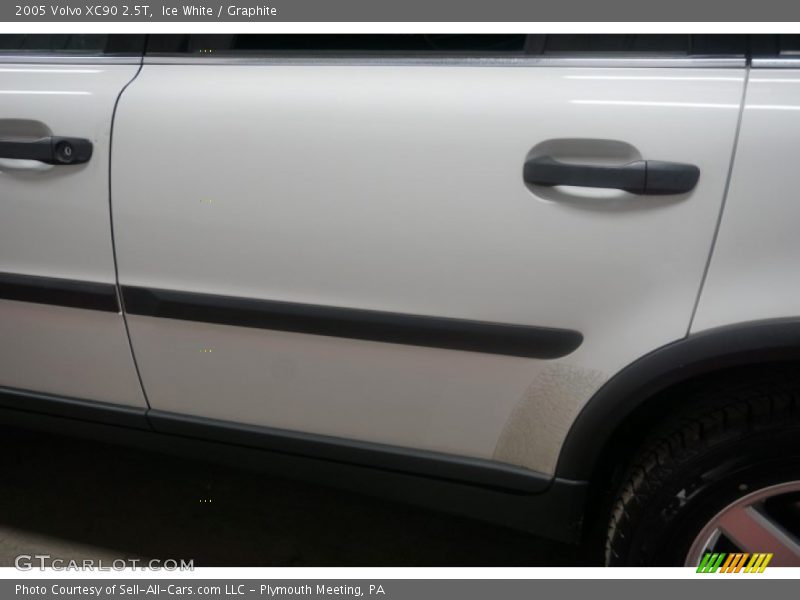 Ice White / Graphite 2005 Volvo XC90 2.5T