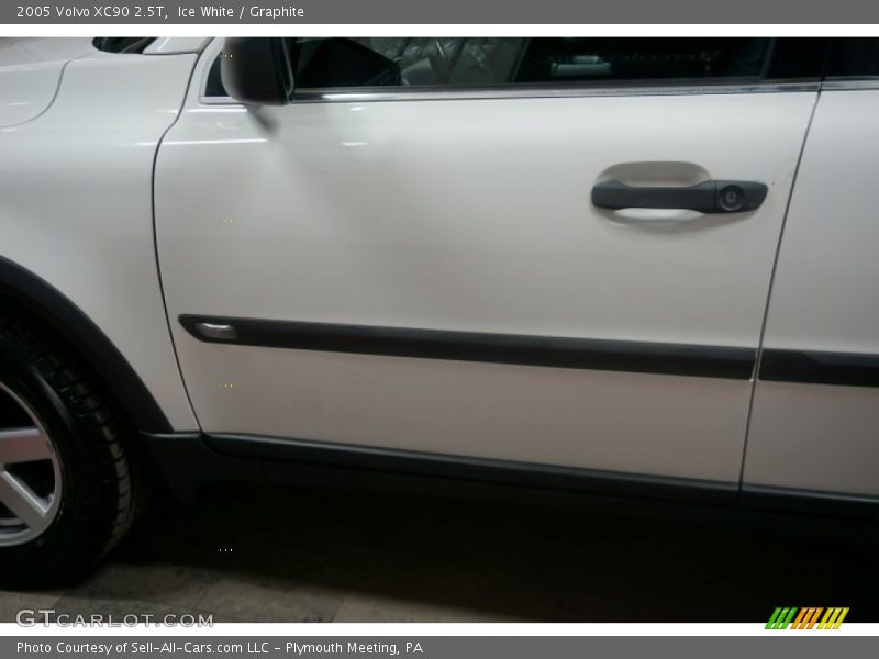 Ice White / Graphite 2005 Volvo XC90 2.5T