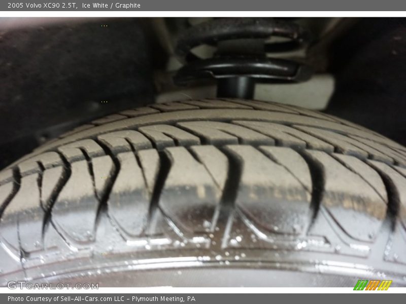 Ice White / Graphite 2005 Volvo XC90 2.5T