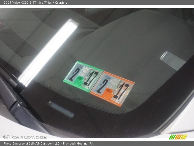 Ice White / Graphite 2005 Volvo XC90 2.5T