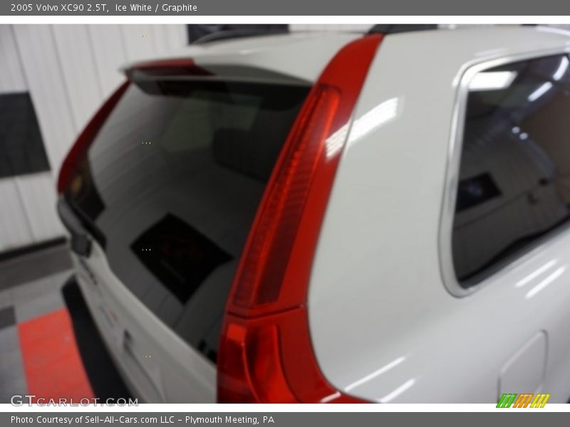 Ice White / Graphite 2005 Volvo XC90 2.5T
