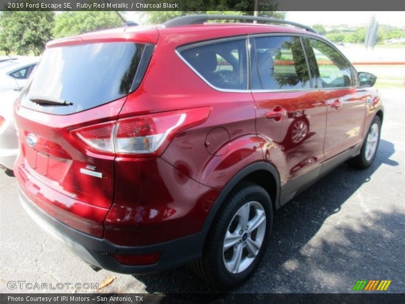 Ruby Red Metallic / Charcoal Black 2016 Ford Escape SE