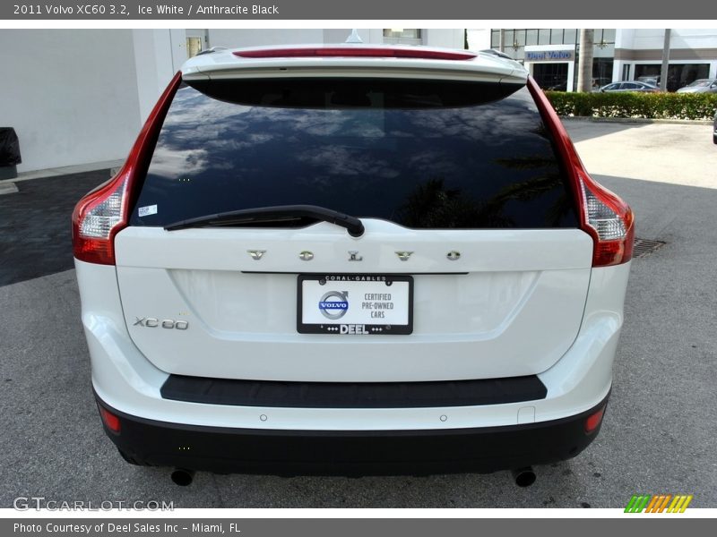 Ice White / Anthracite Black 2011 Volvo XC60 3.2