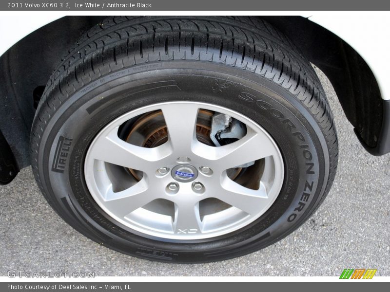 Ice White / Anthracite Black 2011 Volvo XC60 3.2