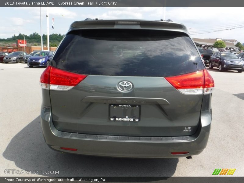 Cypress Green Pearl / Light Gray 2013 Toyota Sienna LE AWD