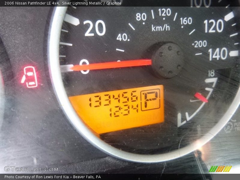 Silver Lightning Metallic / Graphite 2006 Nissan Pathfinder LE 4x4