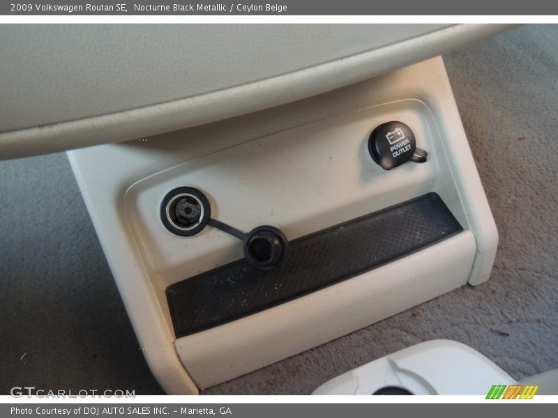 Nocturne Black Metallic / Ceylon Beige 2009 Volkswagen Routan SE
