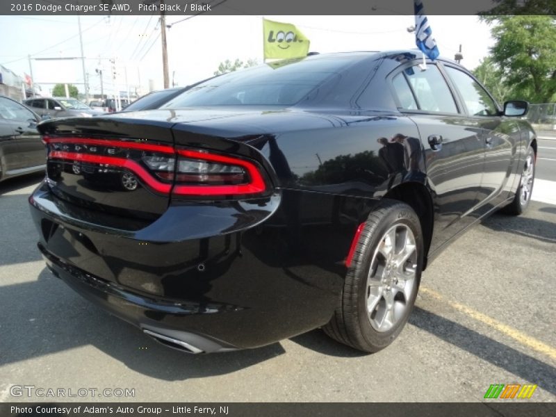 Pitch Black / Black 2016 Dodge Charger SE AWD