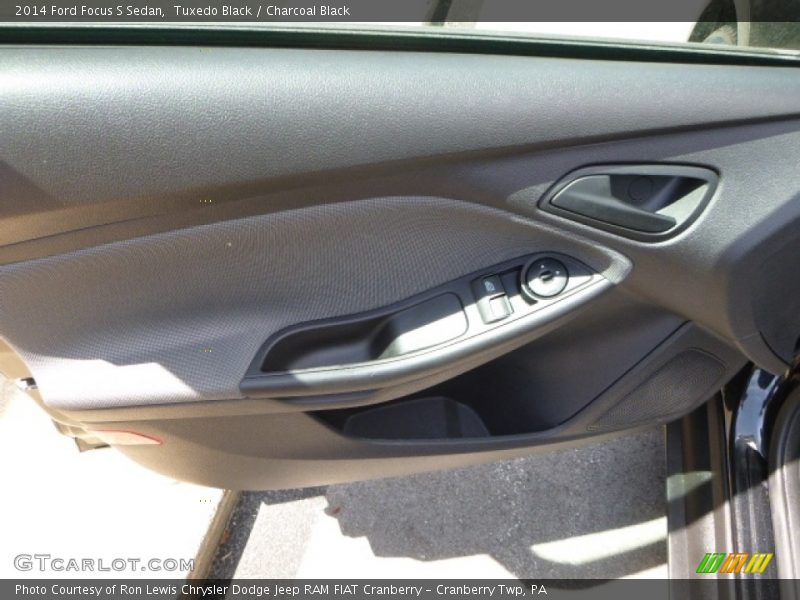 Tuxedo Black / Charcoal Black 2014 Ford Focus S Sedan