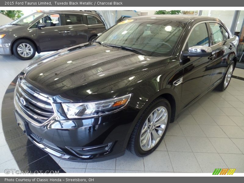 Tuxedo Black Metallic / Charcoal Black 2015 Ford Taurus Limited